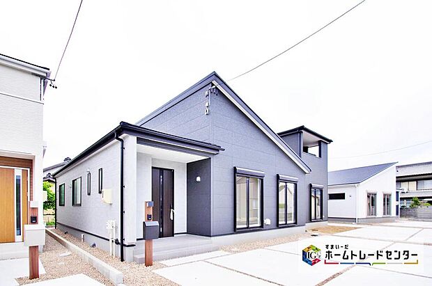 【現地外観写真】一戸建ての大きなメリットは、「自分の土地」を自由に使えること。好きなペットが飼えるほか、ガーデニングやＤＩＹ、車やバイクの手入れなど様々な趣味を楽しめます♪