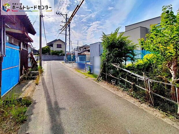 【前面道路含む現地写真】周辺は静かで落ち着いた住宅街。お子様との暮らしにも安心です。
