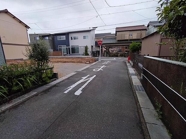 【前面道路含む現地写真】前面道路は交通量の少ない道路です。ゆとりがあり、駐車時もゆっくりと落ち着いて行える立地環境になっています♪