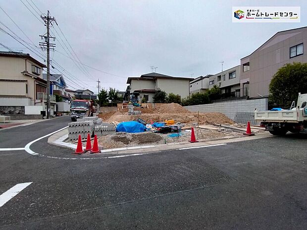 【現地外観写真】完成に向けて現在建築工事中です☆土日・平日を問わず毎日モデルハウスにて物件説明会を開催中☆お気軽にお問い合わせ下さい☆