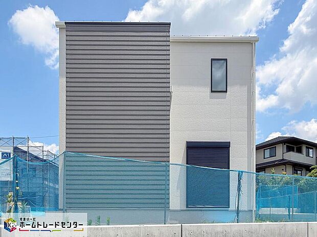 【現地外観写真】カースペースは2台分!嬉しいコンクリート仕上げですっきりとした外構です。雨の日も足元を気にせず外出できそうですね♪