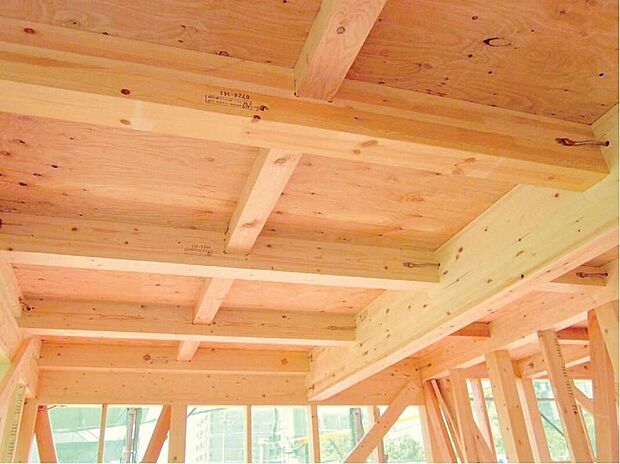 【剛床工法】床をひとつの面として家全体を一体化することで、横からの力にも非常に強い構造となっています。