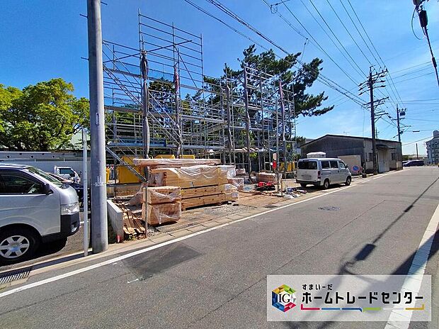 【前面道路含む現地写真】一戸建ての大きなメリットは、「自分の土地」を自由に使えること。好きなペットが飼えるほか、ガーデニングやＤＩＹ、車やバイクの手入れなど様々な趣味を楽しめます♪