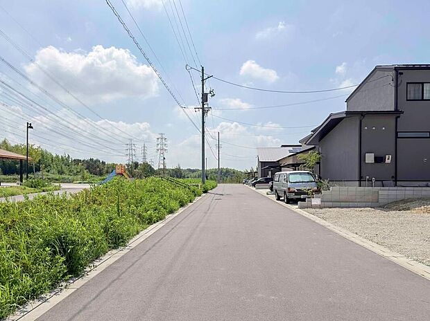 【前面道路含む現地写真】前面道路は交通量の少ない道路です。ゆとりがあり、駐車時もゆっくりと落ち着いて行える立地環境になっています♪　　
