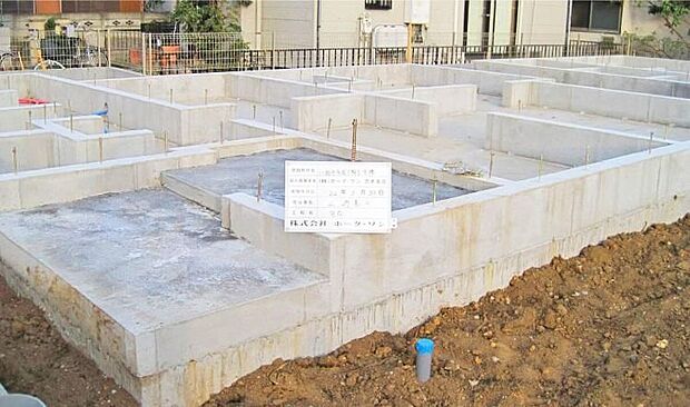 【基礎】面で支える耐震性のあるベタ基礎。また、基礎幅150mmと基準値の120mmよりも厚くし、より地震に強い住まいを実現できます。