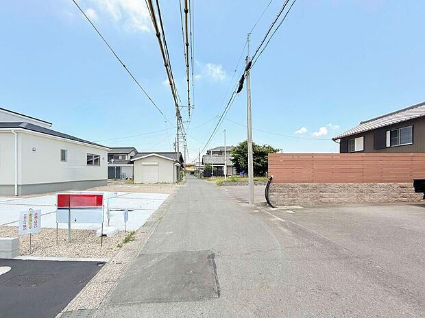 【前面道路含む現地写真】前面道路は交通量の少ない道路です。ゆとりがあり、駐車時もゆっくりと落ち着いて行える立地環境になっています♪　　