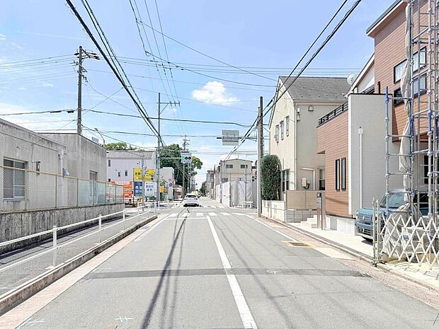 【前面道路含む現地写真】前面道路は交通量の少ない道路です。ゆとりがあり、駐車時もゆっくりと落ち着いて行える立地環境になっています♪