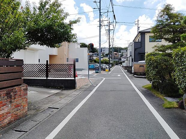 【前面道路含む現地写真】前面道路は交通量の少ない道路です。ゆとりがあり、駐車時もゆっくりと落ち着いて行える立地環境になっています♪　　