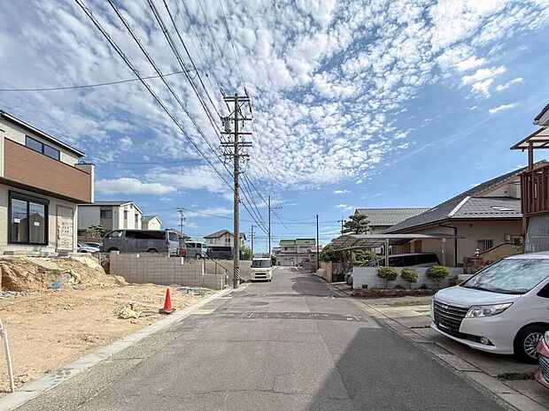 【前面道路含む現地写真】道路幅や建物との距離感、周辺の街並みを現地でしっかり確認しながら、並列駐車2台分の配置や車の出入り、敷地全体の使いやすさも具体的にイメージできます。