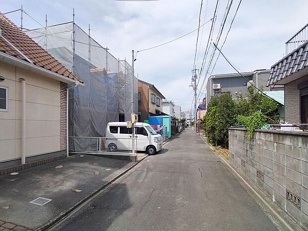 【前面道路含む現地写真】前面道路は交通量の少ない道路です。ゆとりがあり、駐車時もゆっくりと落ち着いて行える立地環境になっています♪　　