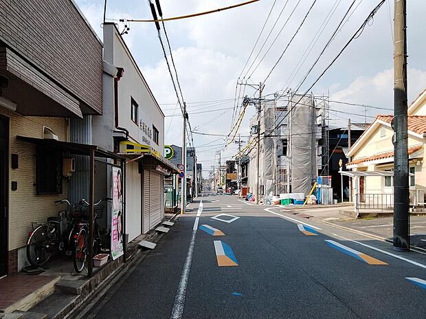 【前面道路含む現地写真】前面道路は閑静な住宅地をはしる車通りの少ない道路。お車の出し入れが苦手なママや小さなお子様にも安心ですね。しっかり舗装もされているので、ベビーカーや自転車で通っても快適に通行できます。