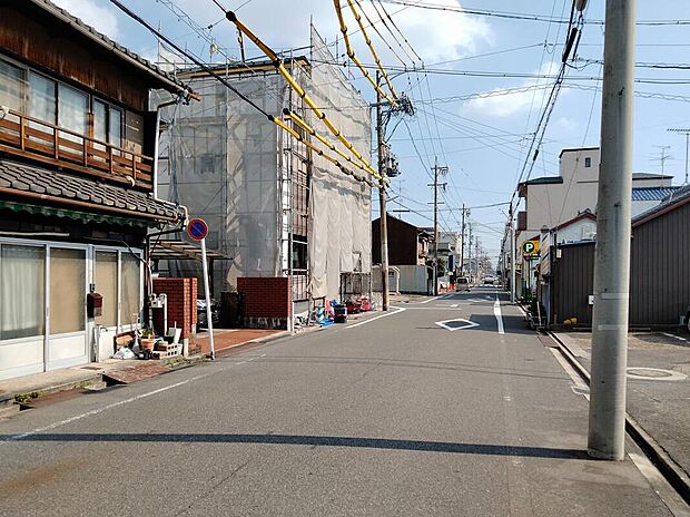 【前面道路含む現地写真】開放感のある角地に位置する物件です!実際の広さや周辺環境を、ぜひ現地でご確認ください♪