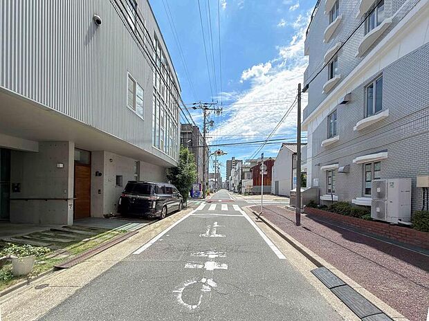 【前面道路含む現地写真】前面道路は交通量の少ない道路です。ゆとりがあり、駐車時もゆっくりと落ち着いて行える立地環境になっています♪　