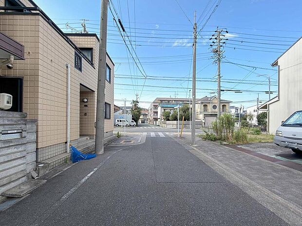 【前面道路含む現地写真】地下鉄桜通線「鶴里」駅まで徒歩9分の嬉しい駅チカ♪小中学校やお買い物施設も身近に揃う、暮らしやすい住環境です！ぜひ、現地でご体感ください！