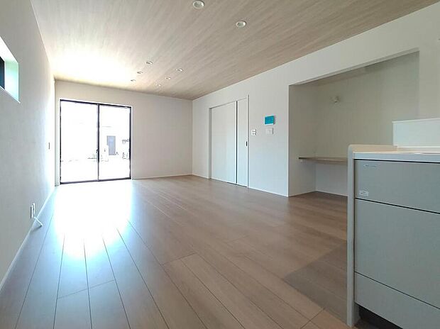 【リビング】ご家族みんなで長い時間を過ごすリビングは一番居心地のいいものであって欲しいですね。開放感のある広々リビングに光と風を呼び込み、快適な住空間を実現します。