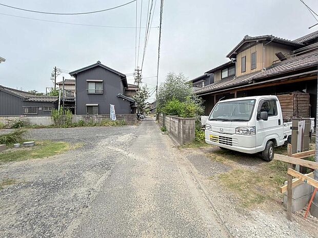 【前面道路含む現地写真】前面道路は閑静な住宅地をはしる車通りの少ない道路。お車の出し入れが苦手なママや小さなお子様にも安心ですね。しっかり舗装もされているので、ベビーカーや自転車で通っても快適に通行できます。