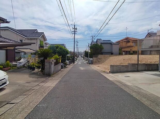 【前面道路含む現地写真】前面道路もぜひ現地でご確認ください。周辺の雰囲気まで実感していただけます。