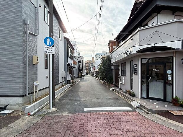 【前面道路含む現地写真】前面道路はゆとりのある幅員で、お車の出し入れもスムーズ。現地で住み心地の良さをご体感ください♪
