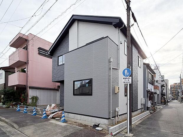 【現地外観写真】シンプルで洗練された外観デザイン。
街並みに調和しながらも存在感のあるスタイリッシュな新築一戸建て♪