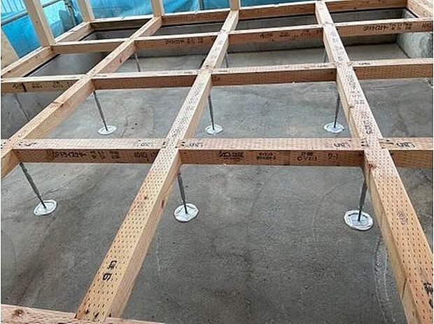 【床束】1階の床を支える部材で、しっかりとした荷重性能があります。床を支える床束そのものが腐朽しては意味がありません。当社は腐朽やシロアリに無縁の鋼製を採用し防錆性に優れためっき処理を施しています。施工後乾燥による大引きの木やせで生じた隙間を後から調整する事も可能です。