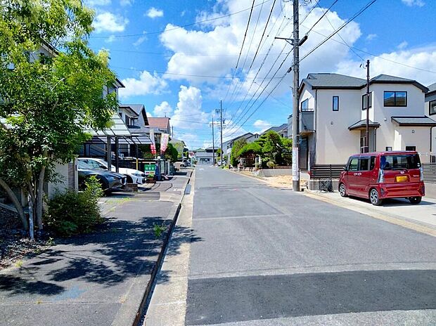 【前面道路含む現地写真】前面道路は交通量の少ない道路です。ゆとりがあり、駐車時もゆっくりと落ち着いて行える立地環境になっています♪