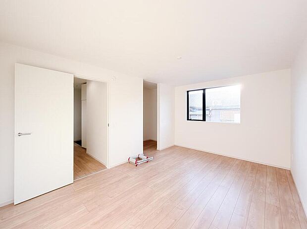 【リビング以外の居室】広々とした居住空間は日々の暮らしを彩り、心のやすらぎと満足感を与えてくれます。通風と採光を考慮した設計は子供たちはのびのび育ち、家族でくつろぎと団らんを生み出します。