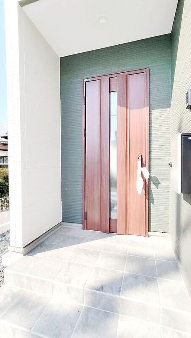 木目調の玄関で優しくお出迎え出来ます