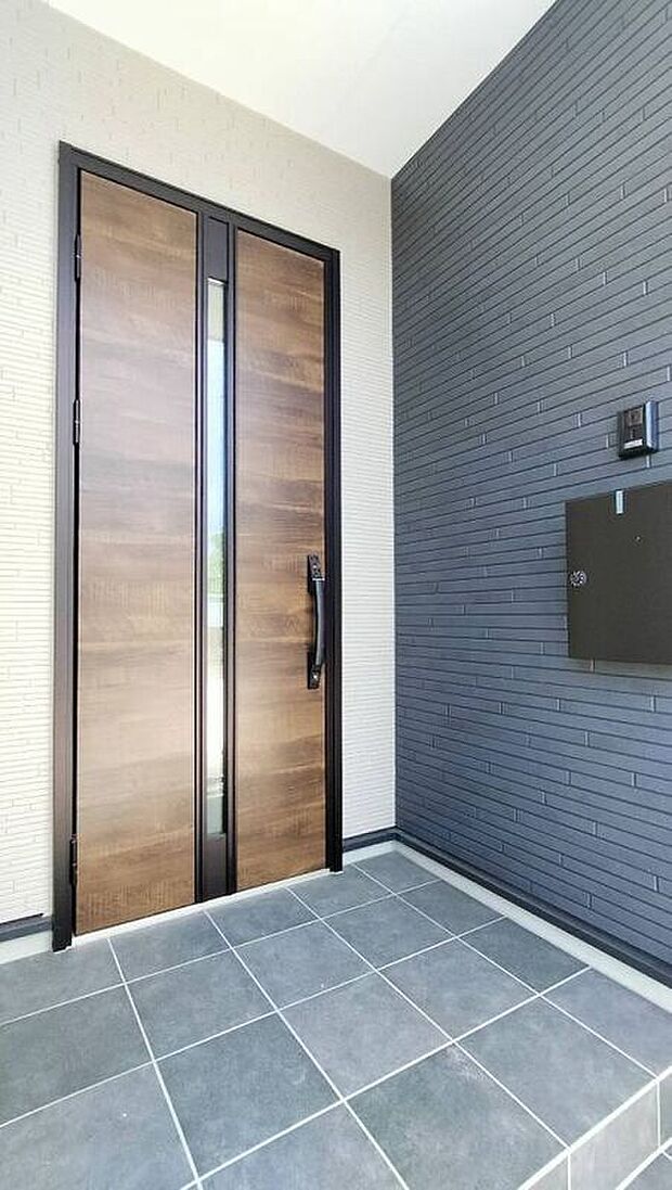 木目調の玄関で優しくお出迎え出来ます