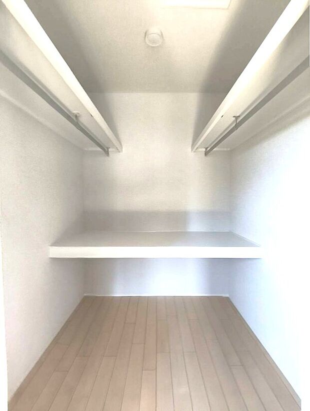 【ウォークインクローゼット】季節ものの衣類もまとめて収納できるため衣替えの手間が省けます