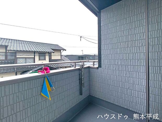 【バルコニー】屋根付きのインナーバルコニーで雨が降っても使用でき、リラックススペースとしても十分な広さがあります
