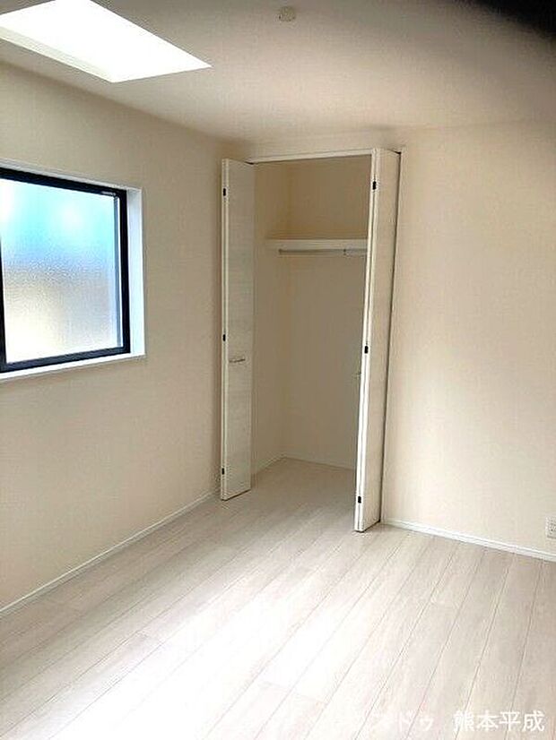 【洋室（2階）】各部屋に収納スペースがあるため、物が散らかる心配もありません