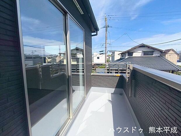 【バルコニー】キレイな青空の下、気持ちの良い日光で洗濯物を干すことができます