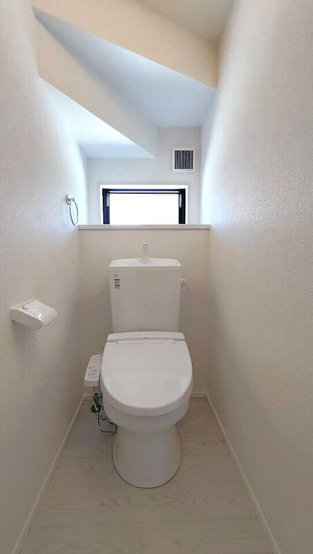 【トイレ(1階)】2か所にトイレがあり、来客時での使い分けも可能です