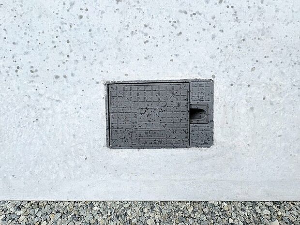 【散水栓】【施工例】地面に埋め込んで場所を取らず、使わないときは蓋を閉めてスッキリ収納できるため、自宅の庭やスペースが限られた場所でも便利です。
