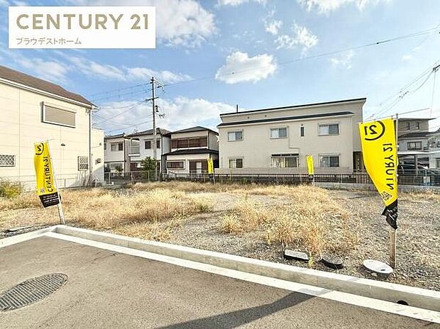 【現地写真】「余裕ある前道がもたらす、暮らしの格と快適性。静穏な時間がここにあります。」