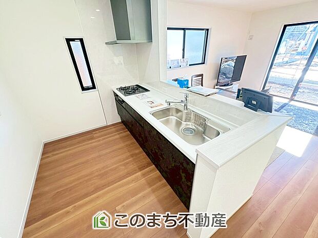 お洒落なホワイト天板のペニンシュラキッチンを採用しております。 浄水器内蔵の水栓です♪ 
