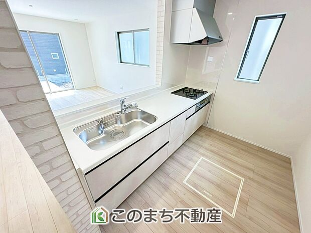 お洒落なホワイト天板のペニンシュラキッチンを採用しております。 浄水器内蔵の水栓です♪ 