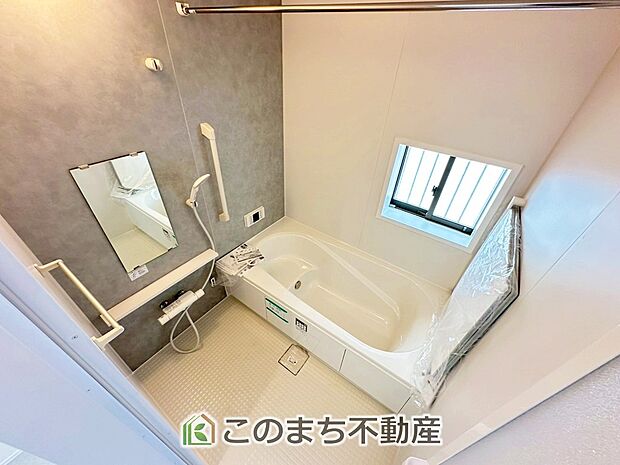 ゆったり１坪バスには換気・乾燥・暖房機能付き！！ 大人も足を伸ばせるゆったり浴槽！！ ご家族皆さんで入っても、一人でゆっくり入っても一日の疲れを癒してくれるお風呂です！！ 