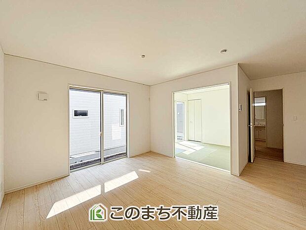 開放感のある広々としたリビング☆家族みんなでゆったりくつろげます♪ 南側から暖かな日差しが差し込みます♪キッチンからリビングの様子がよく見渡せます☆