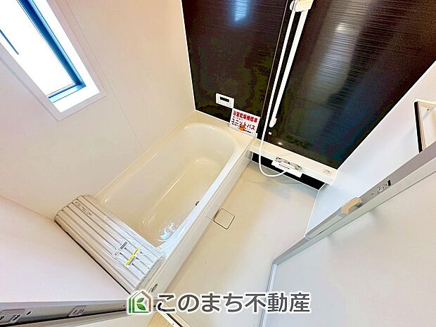ゆったり１坪バスには換気・乾燥・暖房機能付き！！ 大人も足を伸ばせるゆったり浴槽！！ ご家族皆さんで入っても、一人でゆっくり入っても一日の疲れを癒してくれるお風呂です！！ 