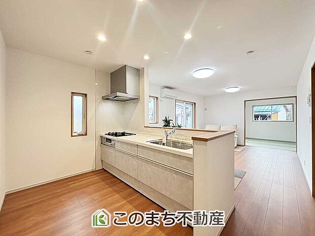 人気の対面式キッチン☆料理をしながらご家族とコミュニケーションが取れます♪ 調理スペースもしっかり確保しておりますので、毎日のお料理もはかどります♪