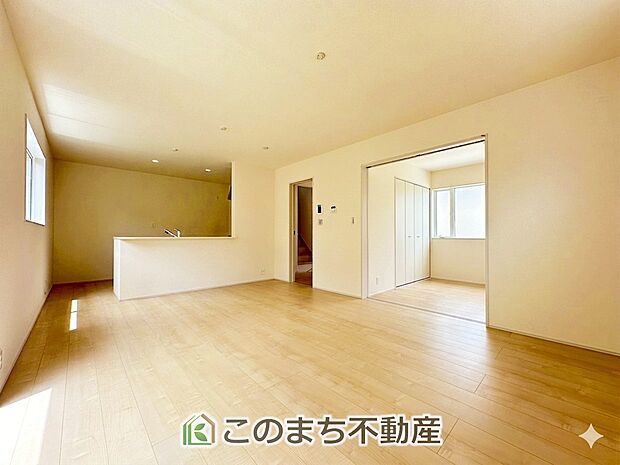 オープンでのびやかな空間を生み出す、こだわりの広がりとゆとり。家族と過ごす時間を大切にしたい方にぴったりの明るくゆとりある住空間です。 