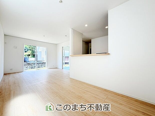 開放感のある広々としたリビング☆家族みんなでゆったりくつろげます♪ 南側から暖かな日差しが差し込みます♪キッチンからリビングの様子がよく見渡せます☆