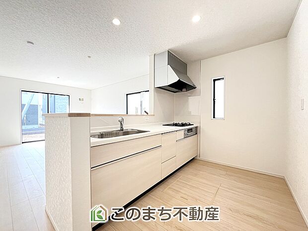 お洒落なホワイト天板のペニンシュラキッチンを採用しております。 浄水器内蔵の水栓です♪ 