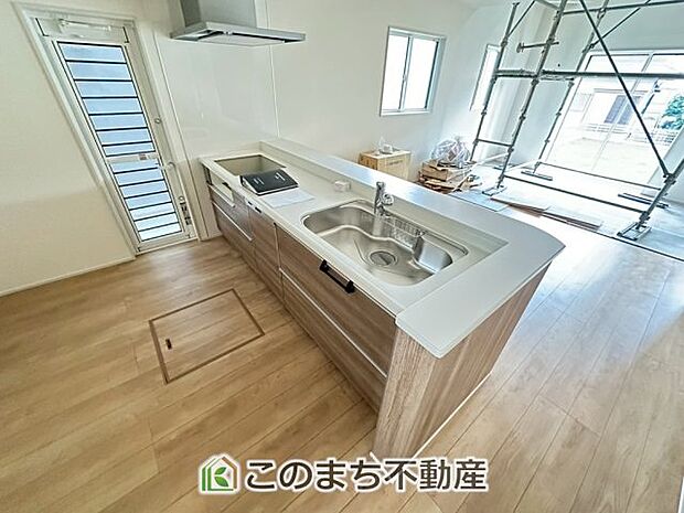 お洒落なホワイト天板のペニンシュラキッチンを採用しております。 浄水器内蔵の水栓です♪ 