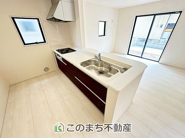 お洒落なホワイト天板のペニンシュラキッチンを採用しております。 浄水器内蔵の水栓です♪ 