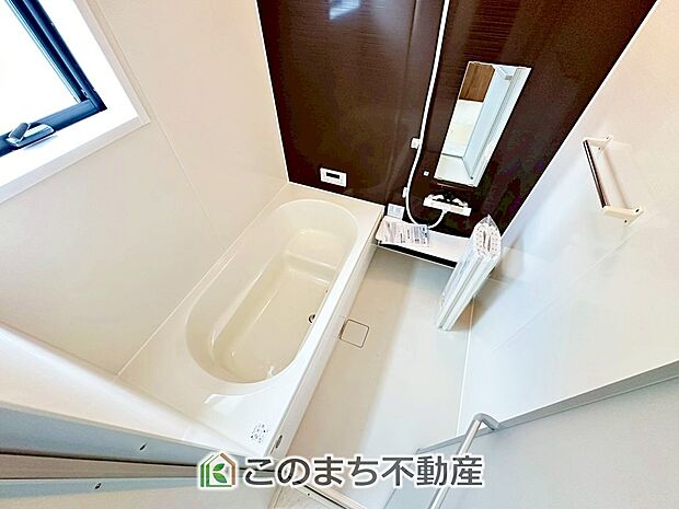 ゆったり１坪バスには換気・乾燥・暖房機能付き！！ 大人も足を伸ばせるゆったり浴槽！！ ご家族皆さんで入っても、一人でゆっくり入っても一日の疲れを癒してくれるお風呂です！！ 