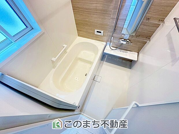 ゆったり１坪バスには換気・乾燥・暖房機能付き！！ 大人も足を伸ばせるゆったり浴槽！！ ご家族皆さんで入っても、一人でゆっくり入っても一日の疲れを癒してくれるお風呂です！！ 