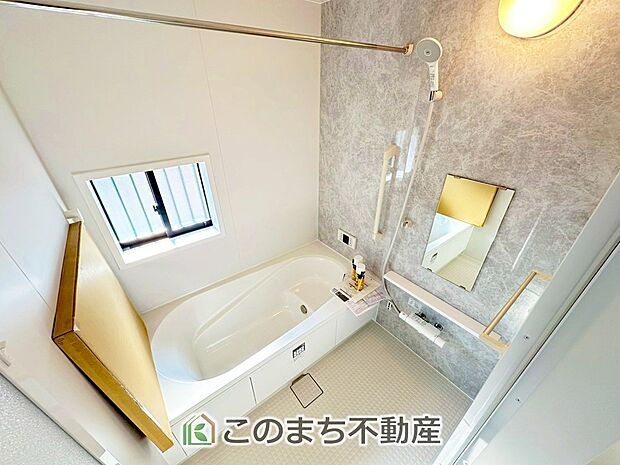 ゆったり１坪バスには換気・乾燥・暖房機能付き！！ 大人も足を伸ばせるゆったり浴槽！！ ご家族皆さんで入っても、一人でゆっくり入っても一日の疲れを癒してくれるお風呂です！！ 