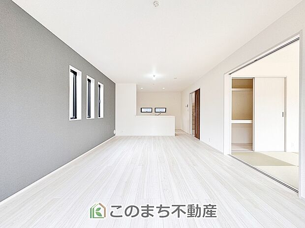 開放感のある広々としたリビング☆家族みんなでゆったりくつろげます♪ 南側から暖かな日差しが差し込みます♪キッチンからリビングの様子がよく見渡せます☆